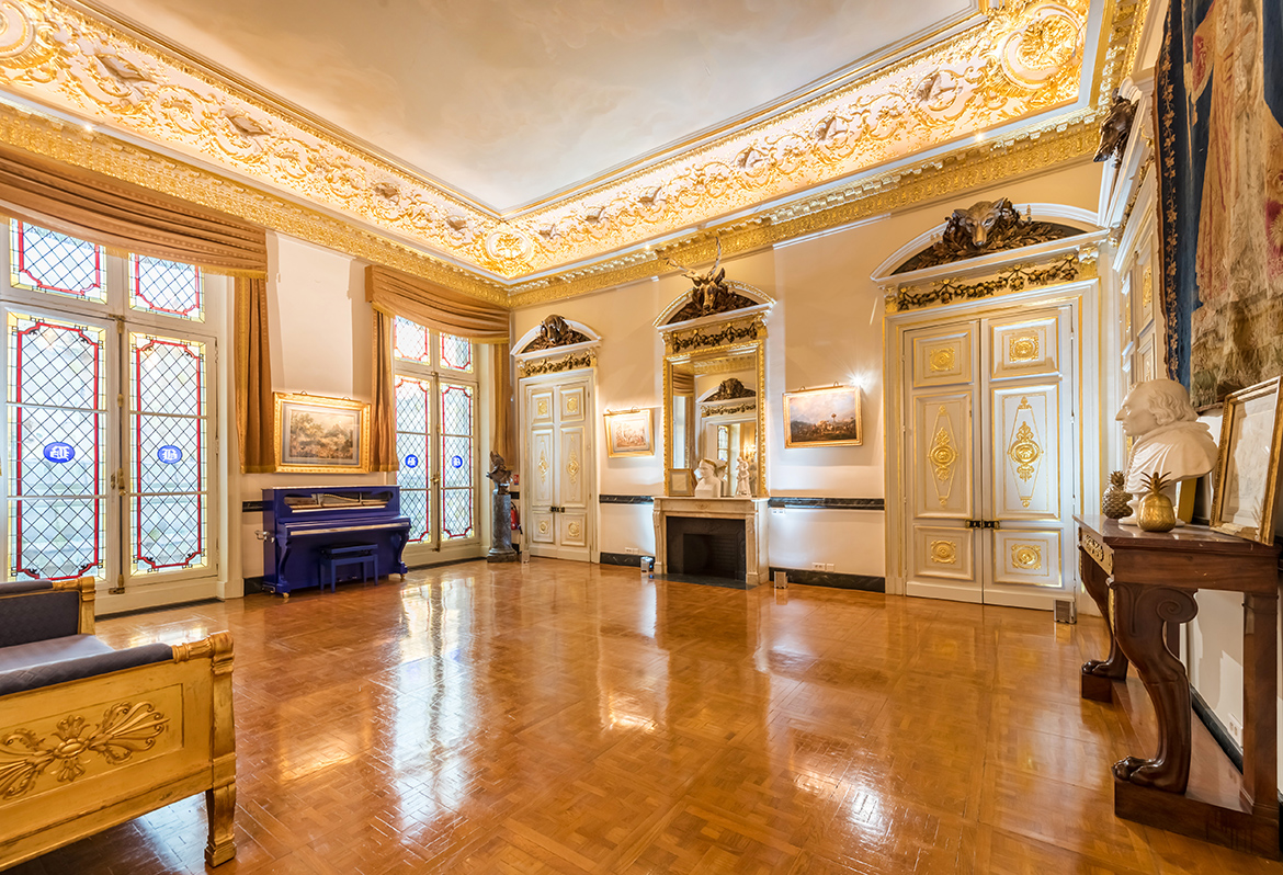 Majestueuse suite de salons XVIIIème pour tournage Paris , lieu de