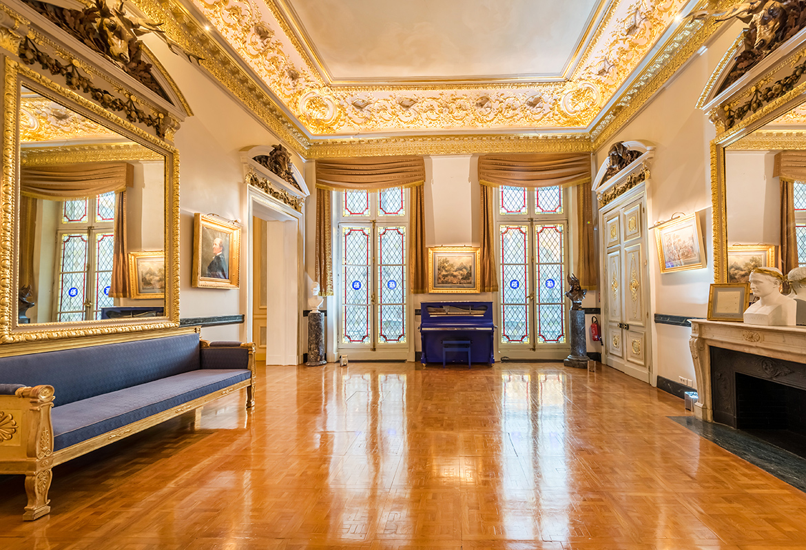 Majestueuse suite de salons XVIIIème pour tournage Paris , lieu de