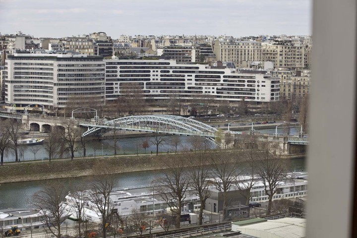 Appartement décoration année 1970, vue Paris , lieu de tournage