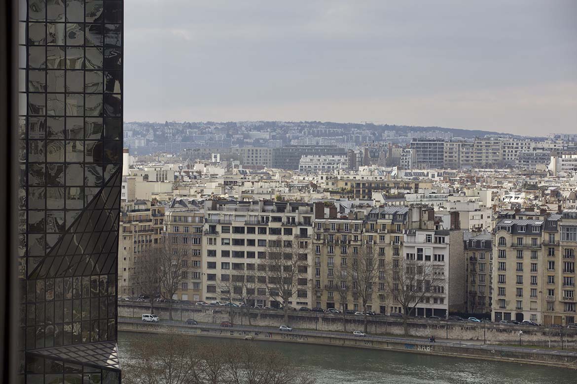 Appartement décoration année 1970, vue Paris , lieu de tournage