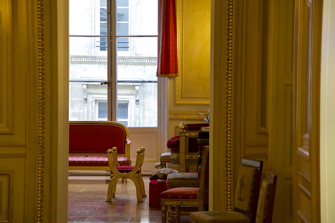 Majestueuse suite de salons XVIIIème pour tournage Paris , lieu de