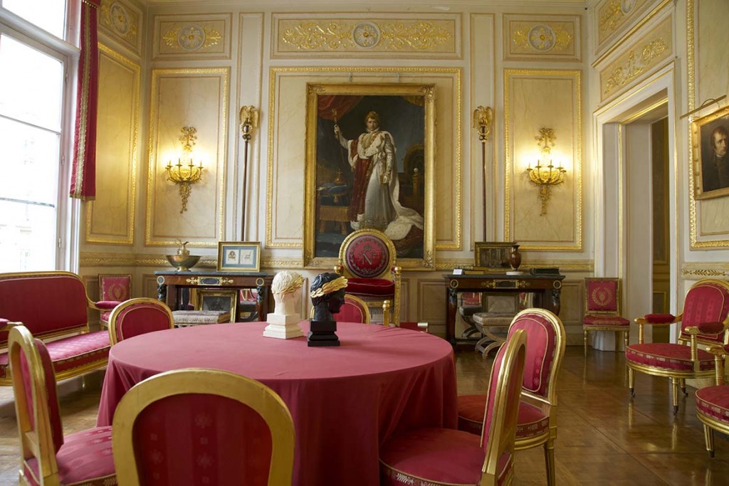 Majestueuse suite de salons XVIIIème pour tournage Paris , lieu de