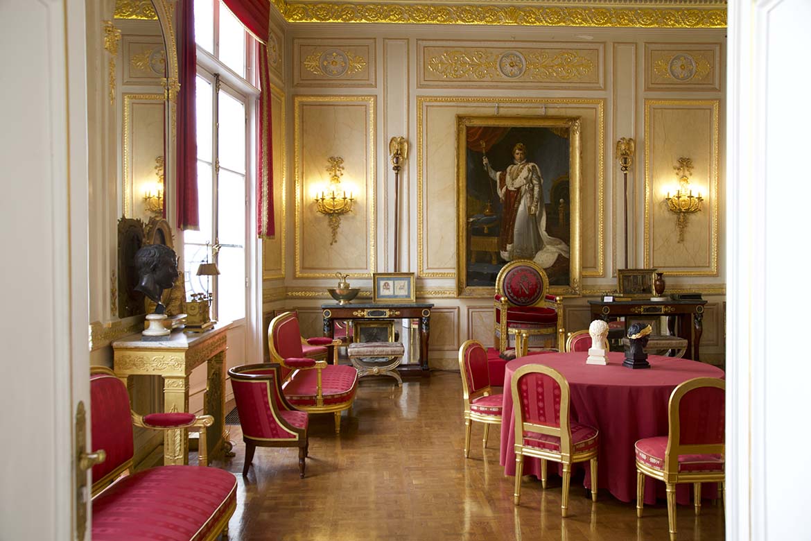 Majestueuse suite de salons XVIIIème pour tournage Paris , lieu de