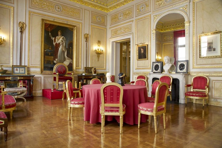 Majestueuse suite de salons XVIIIème pour tournage Paris , lieu de