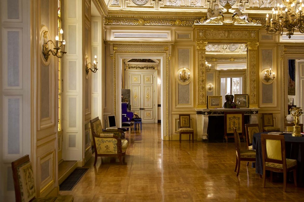 Majestueuse suite de salons XVIIIème pour tournage Paris , lieu de