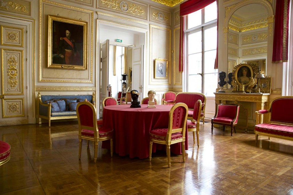 Majestueuse suite de salons XVIIIème pour tournage Paris , lieu de
