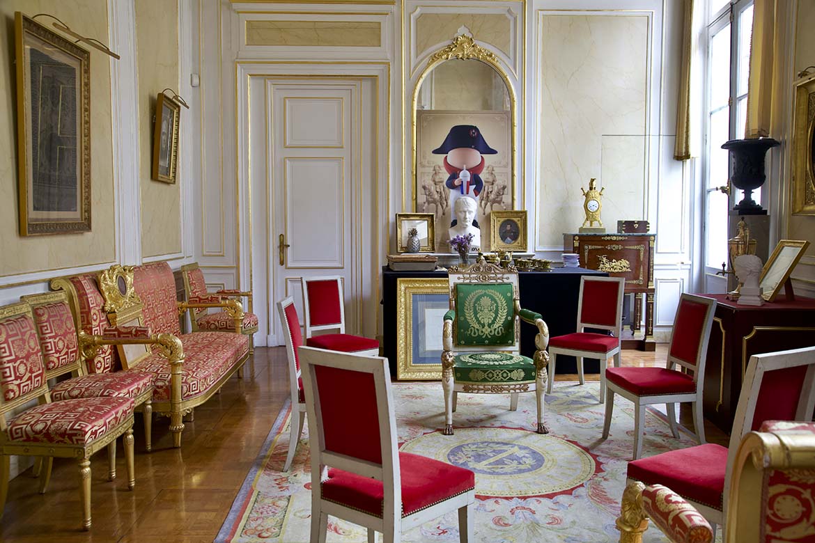Majestueuse suite de salons XVIIIème pour tournage Paris , lieu de