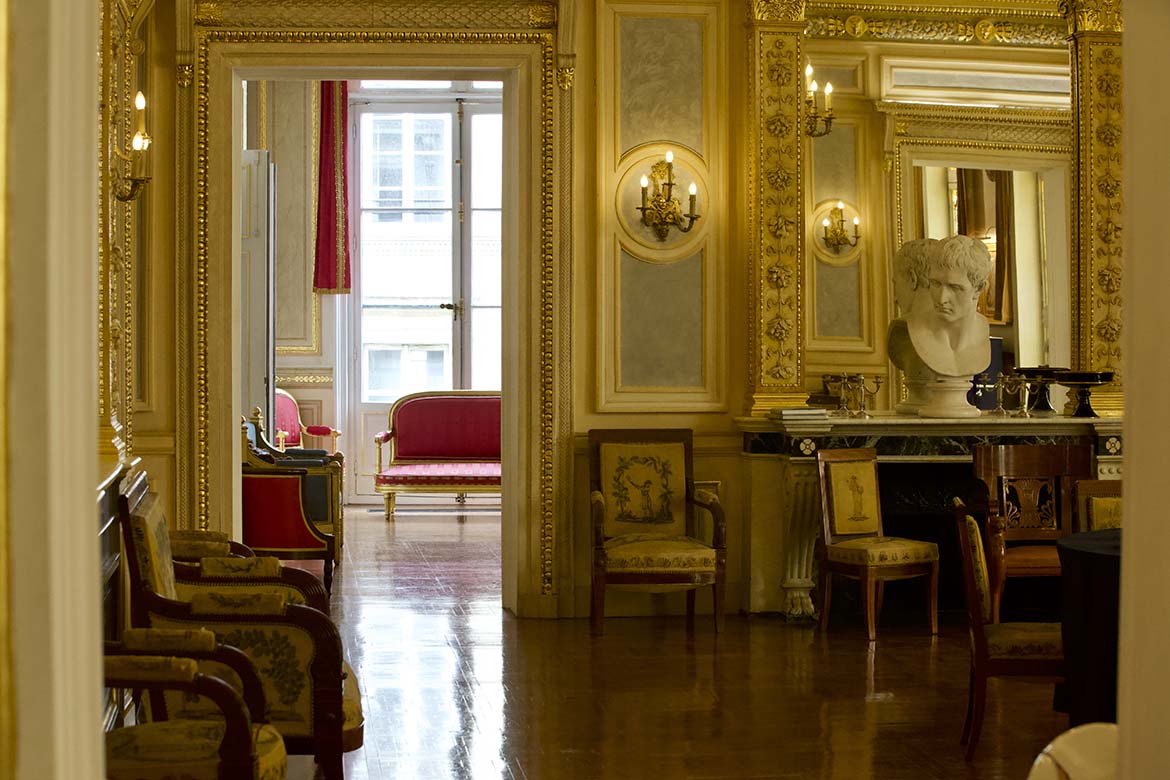 Majestueuse suite de salons XVIIIème pour tournage Paris , lieu de