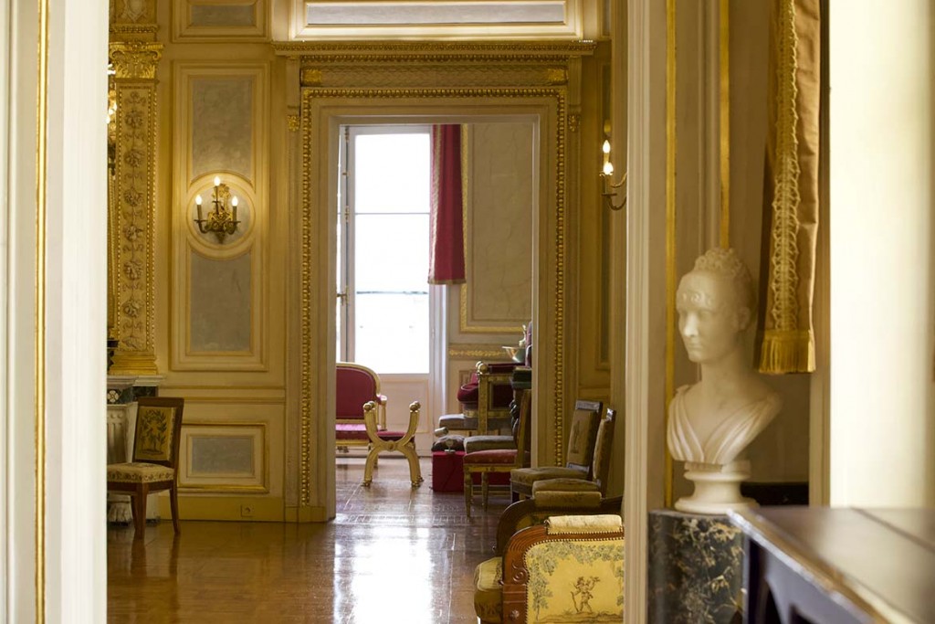 Majestueuse suite de salons XVIIIème pour tournage Paris , lieu de