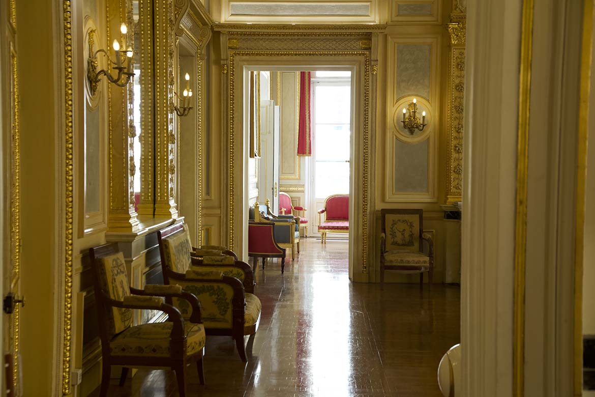 Majestueuse suite de salons XVIIIème pour tournage Paris , lieu de