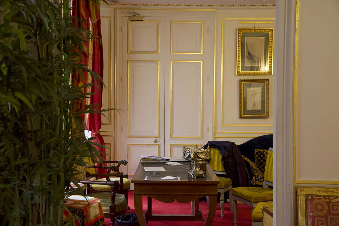 Majestueuse suite de salons XVIIIème pour tournage Paris , lieu de