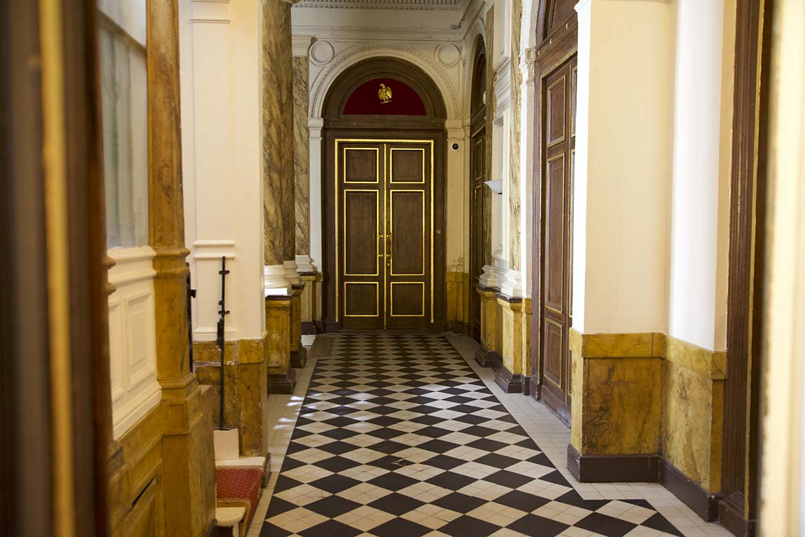 Majestueuse suite de salons XVIIIème pour tournage Paris , lieu de