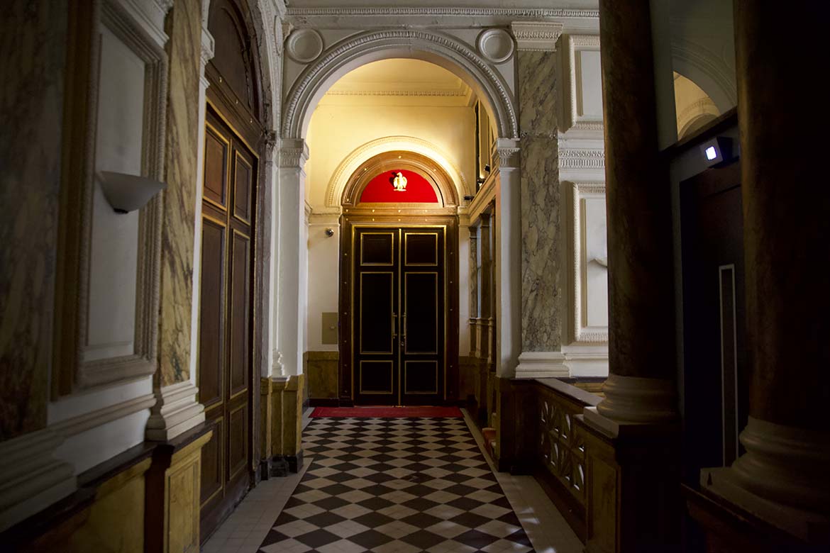 Majestueuse suite de salons XVIIIème pour tournage Paris , lieu de