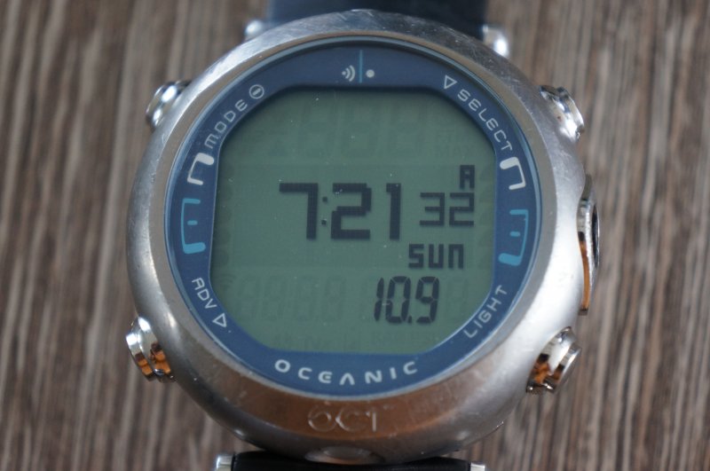 Closed oceanic OC1 dive computer with transmitter 700 ScubaBoard