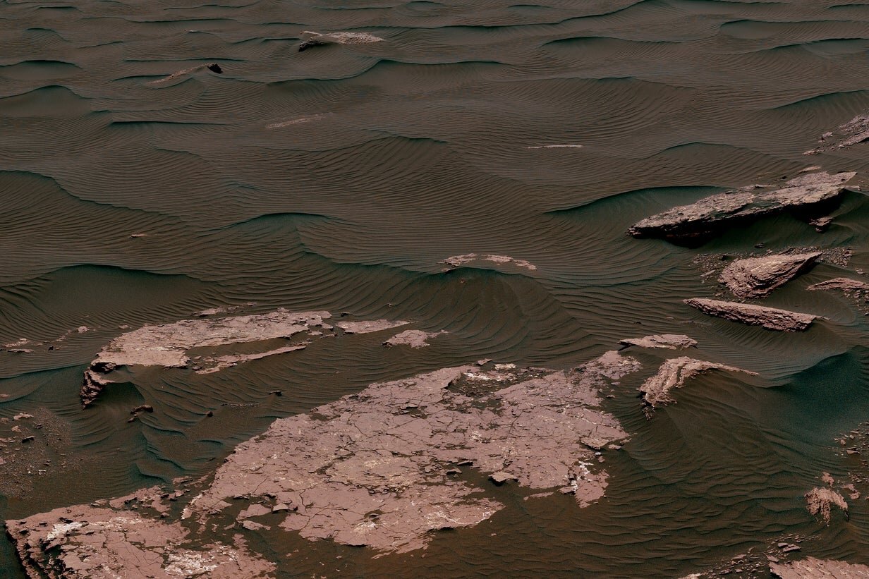 How Mars' thin and turbulent atmosphere leads to curiously sized dunes