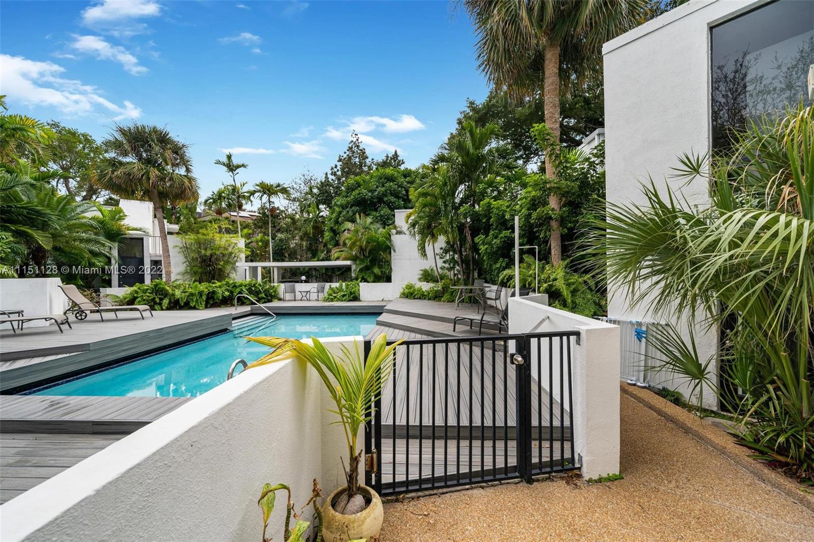 Lemon Tree Renovated 2 Bedroom Townhouse with sundeck in Center Grove