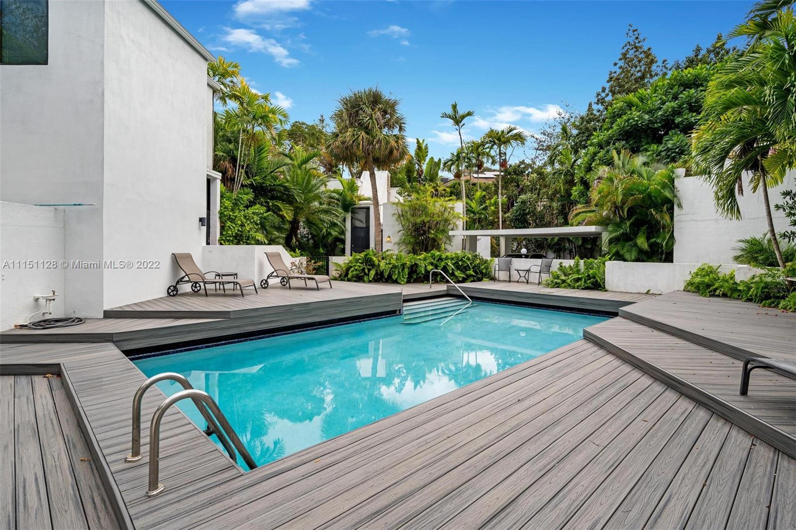 Lemon Tree Renovated 2 Bedroom Townhouse with sundeck in Center Grove