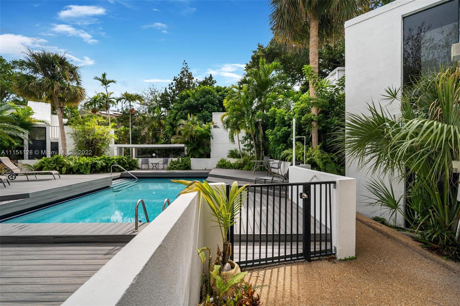 Lemon Tree Renovated 2 Bedroom Townhouse with sundeck in Center Grove