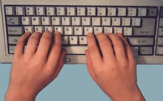 Hunt and Peck typing method versus touchtyping. Searsol
