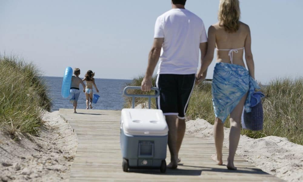 How to Keep a Cooler Cold While at the Beach [Updated 2022]