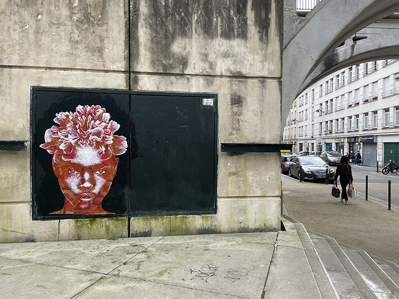 Flower Power, Femme à la chevelure fleurie / Nantes, France Sebastien
