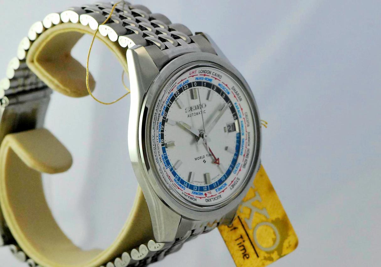 Second Time Ticking Seiko GMT World Time Automatic Calibre 6117 NOS