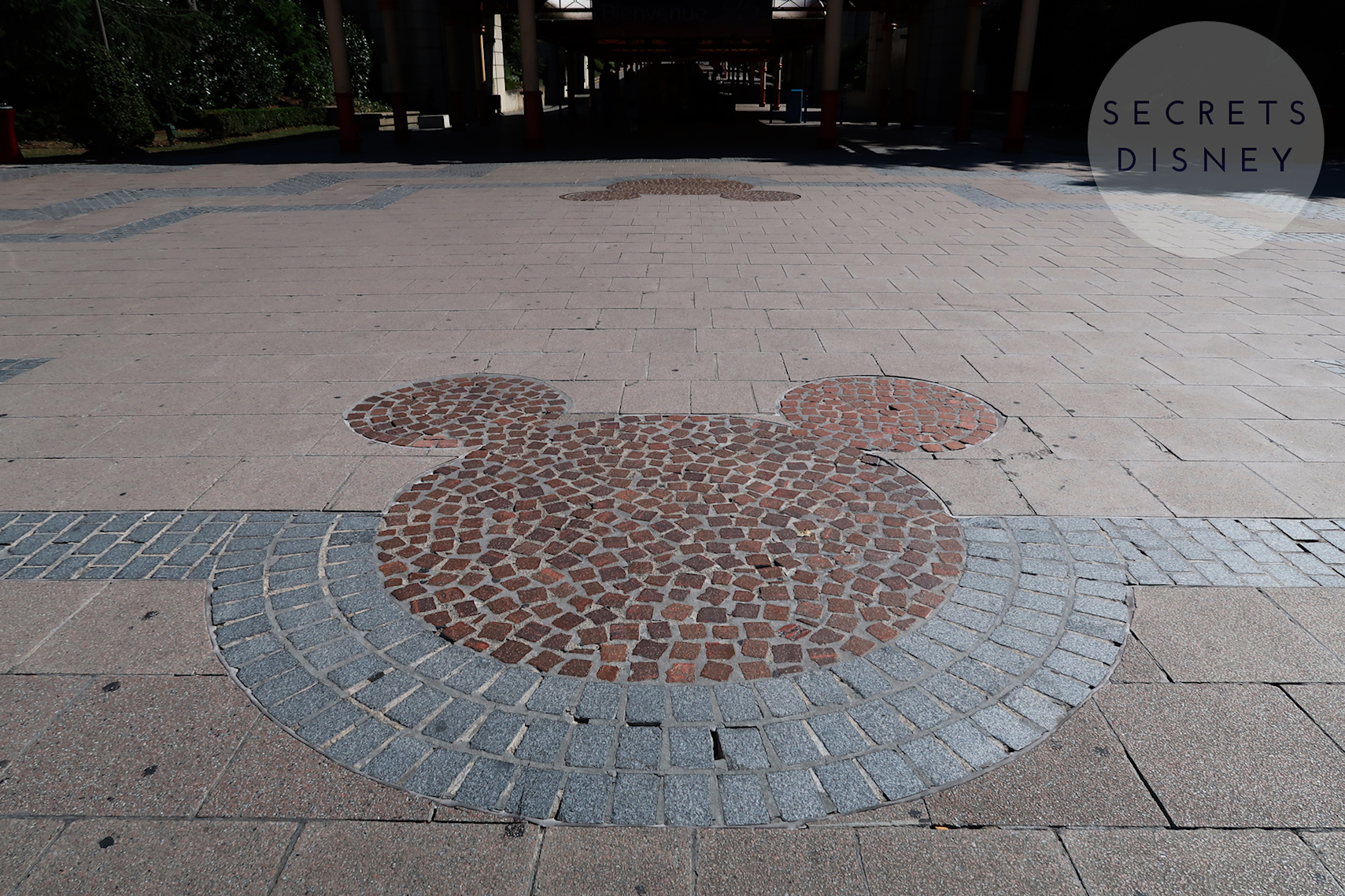 Une entrée en … Mickey ! Secrets Disney Les Secrets de Disneyland Paris
