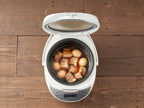 豚の角煮は炊飯器とコーラを使えば簡単に作れちゃう！ - たべぷろ 炊飯器でほったらかし豚の角煮のレシピ・作り方 | Happy Recipe（ヤマサ醤油のレシピサイト）