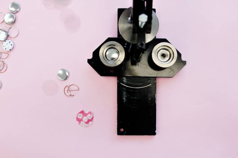 how to make button pins with fabric scraps see kate sew