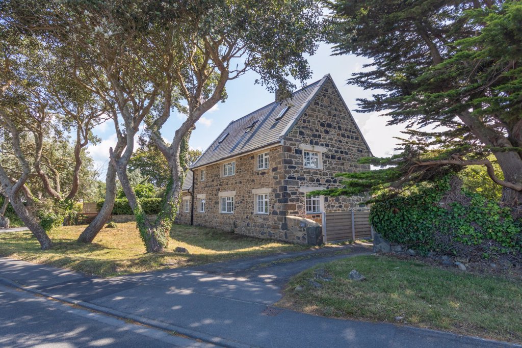 L'Abri Du Rocher, Rocque Balan Lane, Vale 5 bedroom local market