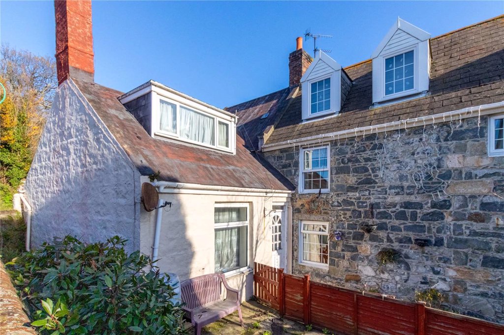 6 Croft Cottage, Croft Lane, Vale 3 bedroom local market house to buy