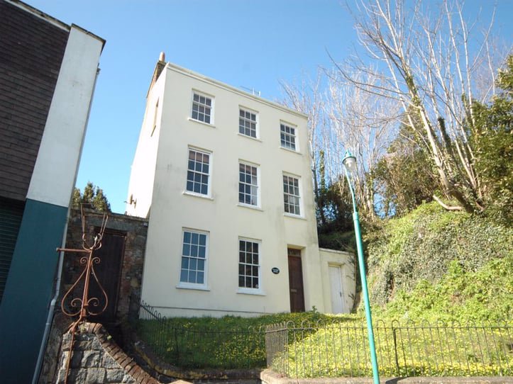 Flat 2 Valnord House, St Peter Port 1 bedroom local market apartment