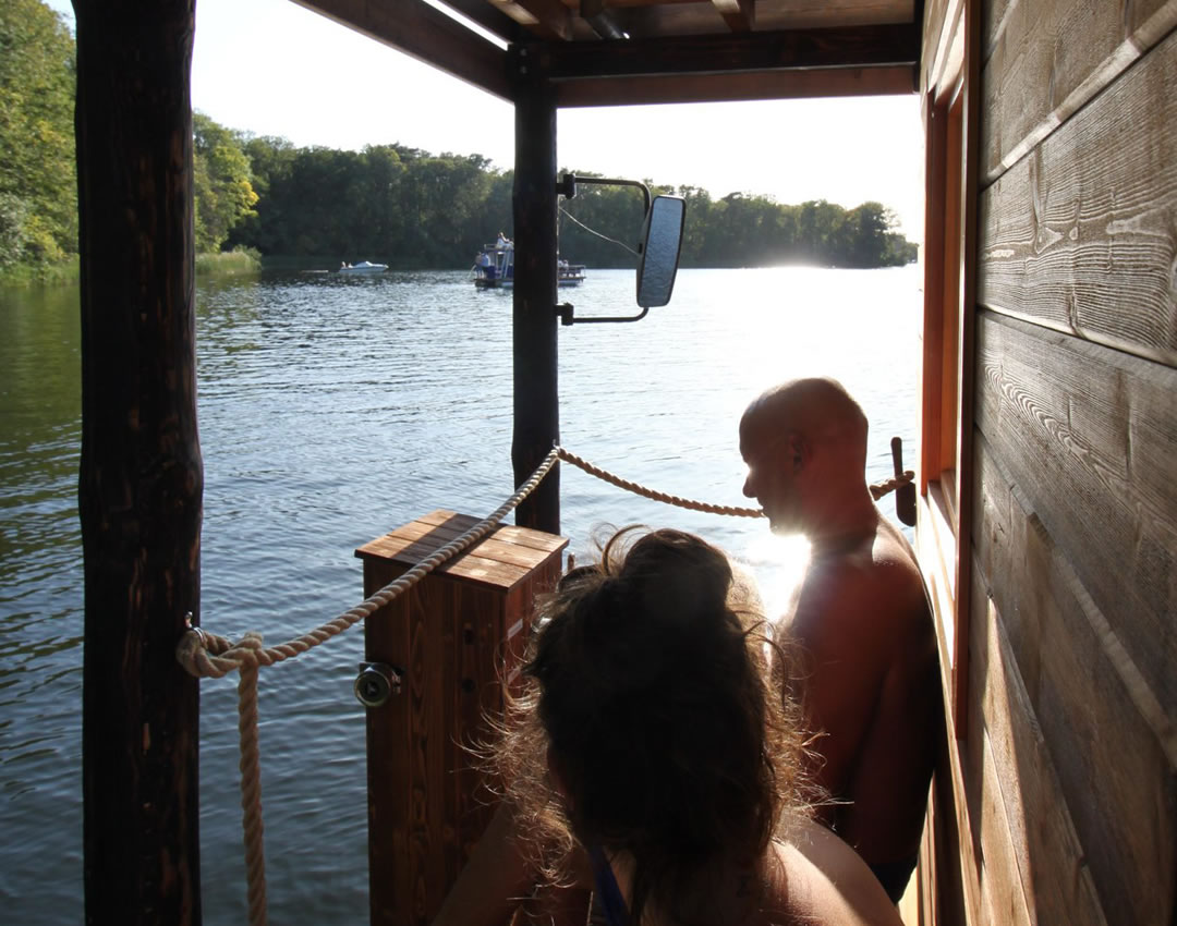 Das Saunafloß zum mieten in Potsdam und Berlin Seekult Saunafloß