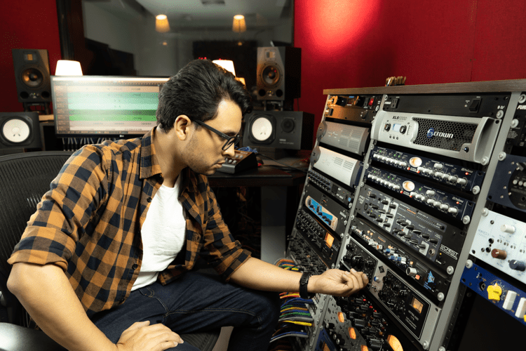 Recording and FOH Engineer Daniel Zarate Unboxes the V PACK ARENA sE