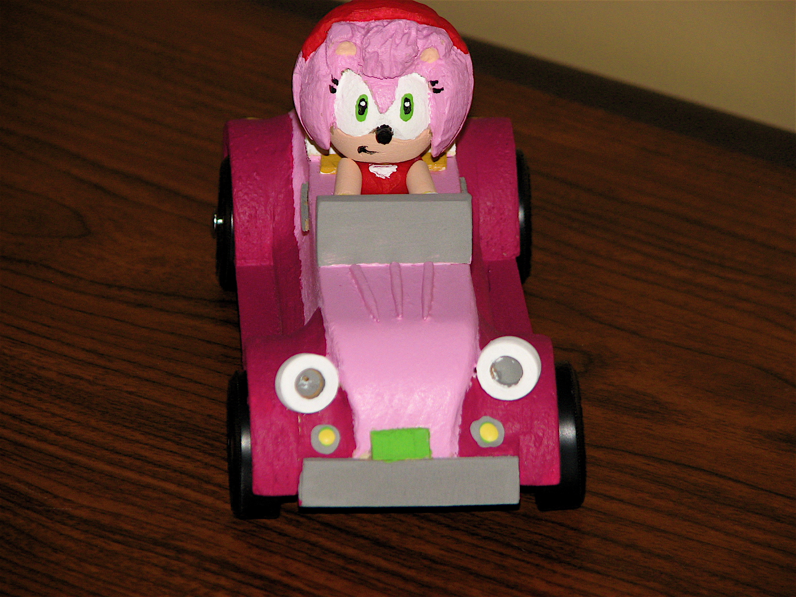Fan Made Father and daughter create an Amy Rose Pinewood Derby car