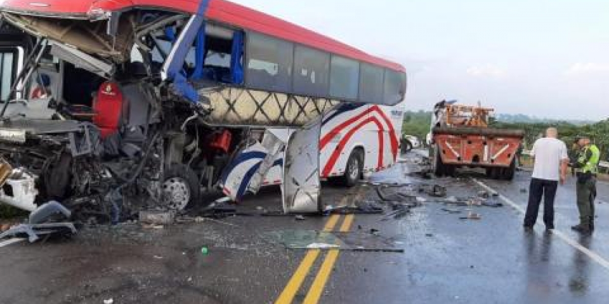 Un muerto y 13 heridos deja choque entre bus de Expreso Brasilia y