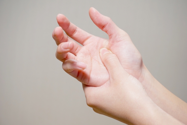親指の関節が腫れる原因