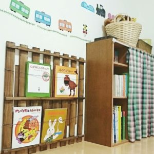 専用のものじゃなくてOk！使いやすい本棚作りとレイアウト | Roomclip Mag | 暮らしとインテリアのWebマガジン 本棚収納】本棚代わりに「魔法の収納ボックス」で本棚つくりました｜広島 廿日市｜片付け 整理収納アドバイザーさかたちあき「快適暮らし舎」