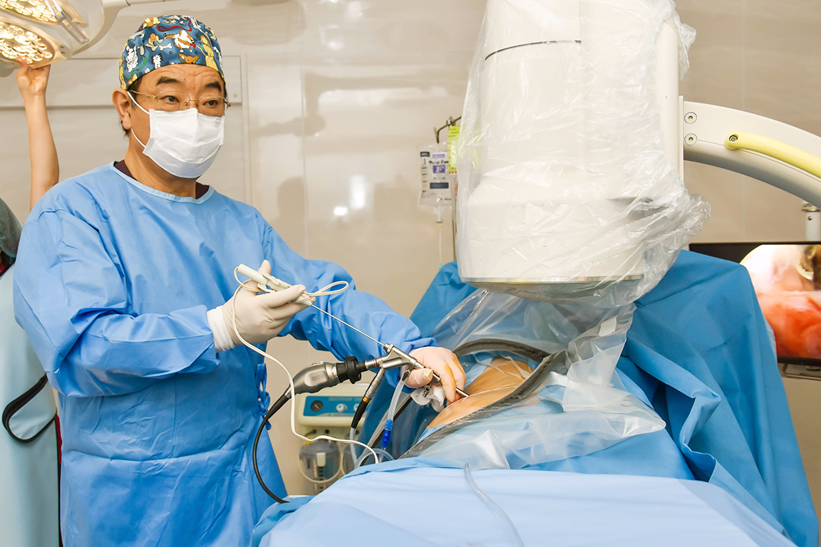 脊椎内視鏡手術を日本に持ち込んだ先駆者｜『神の手』で椎間板ヘルニア・腰部脊柱管狭窄症から人々を救う出沢 明理事長を取材