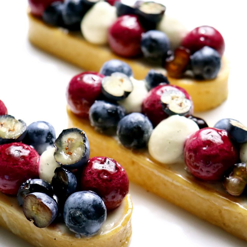 Éclair, mousse cream cheese alla vaniglia Tahitiensis e mirtilli