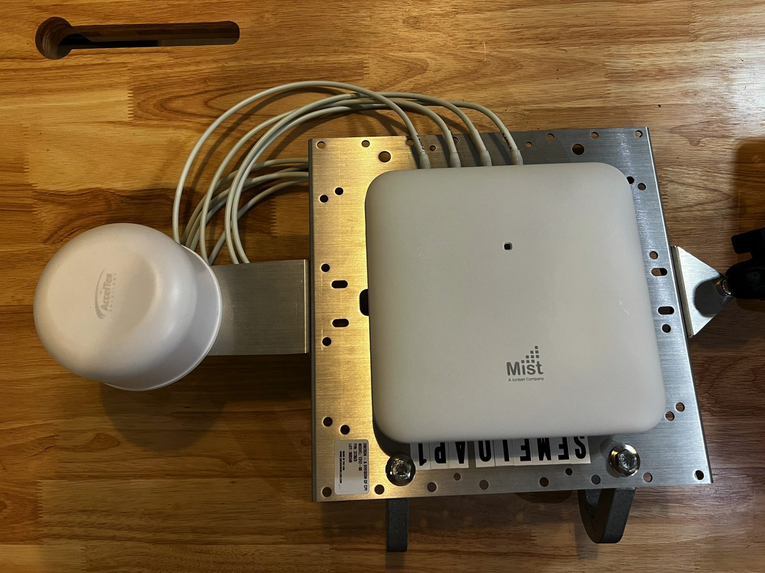 Oberon 1312AM Modular AP Bracket SemFio Networks