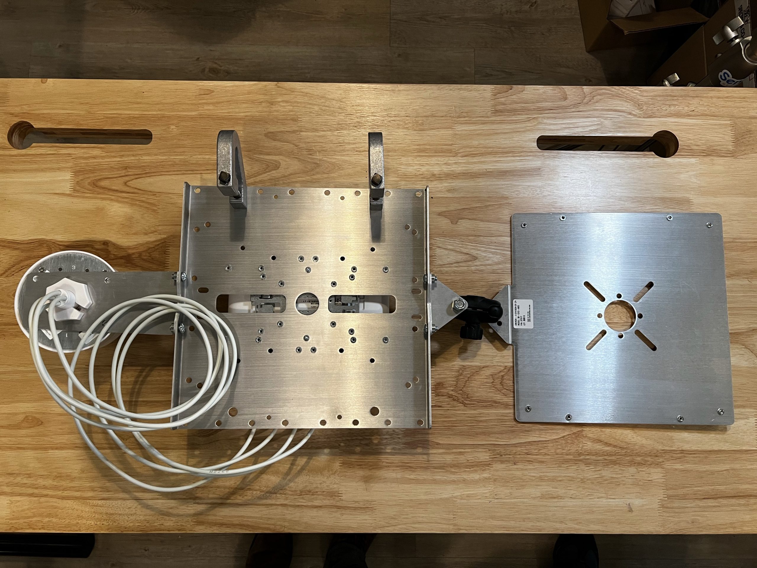 Oberon 1312AM Modular AP Bracket SemFio Networks