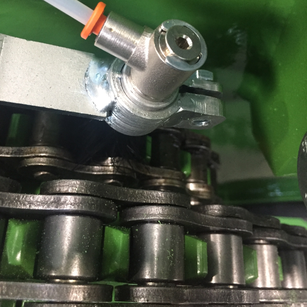 Automatic chain lubrication system for the baler from the manufacturer