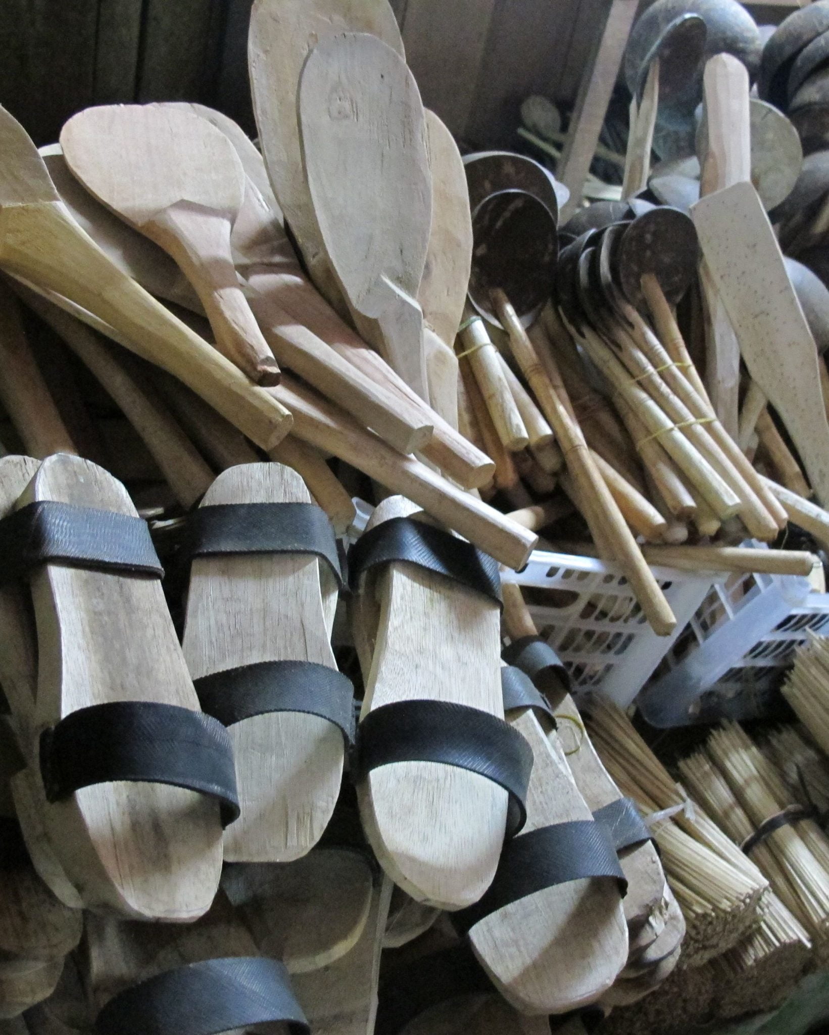Mengenal Theklek , Bakiak Kayu Yang Unik Sendok Kayu