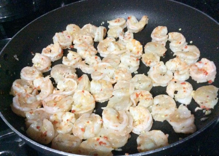 Camarão ao molho de com arroz negro e ervilhas Sentidos do