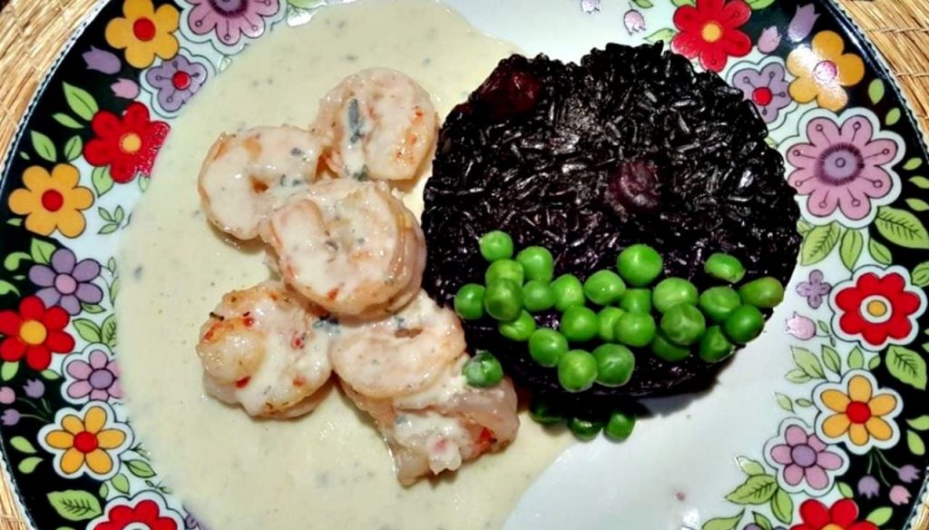 Camarão ao molho de com arroz negro e ervilhas Sentidos do