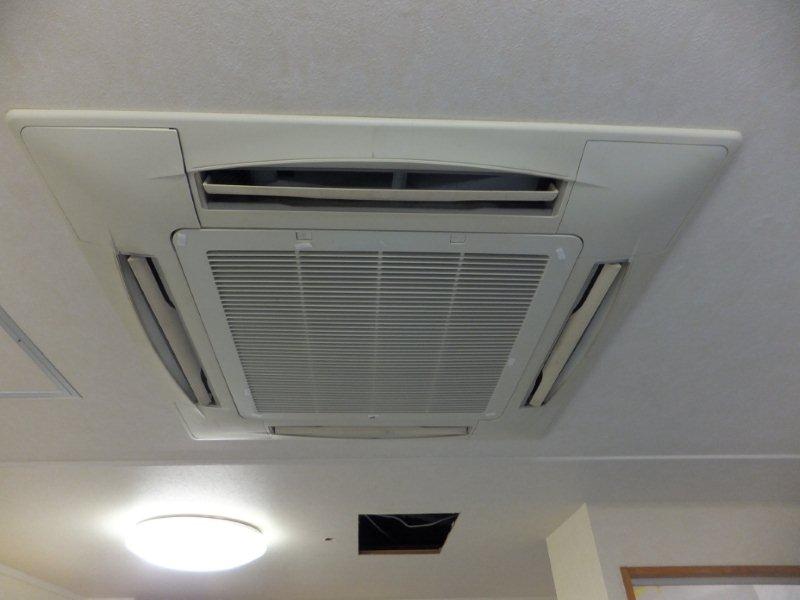 天カセ4方向業務用エアコン高圧洗浄で風量大幅アップ。調布市おそうじ本舗洗足池店