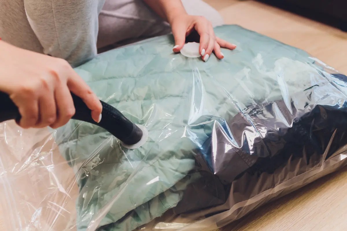 How to Efficiently Pack Pillows for Moving Seriable