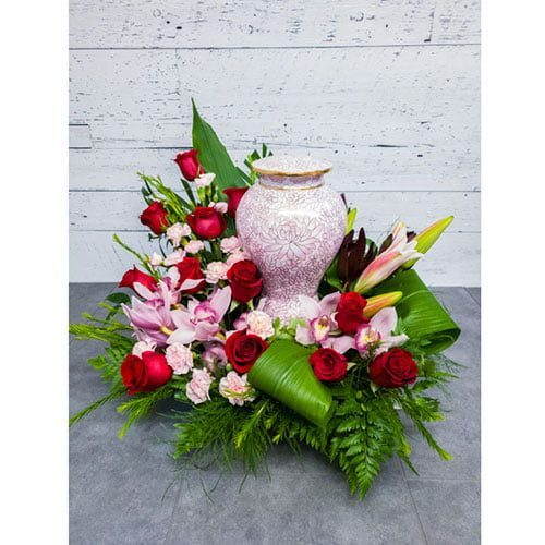 Arrangement made of pink flowers and red roses Actuel Services Funéraire