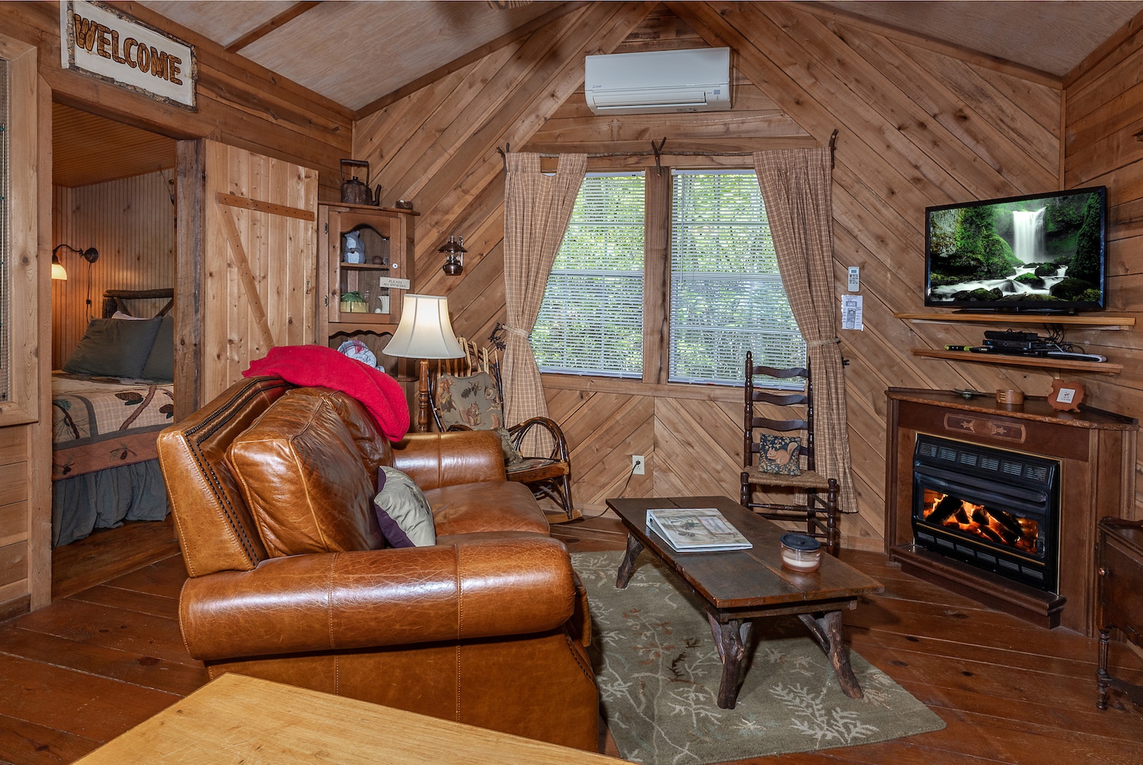Cozy "Squirrel's Nest" Cabin Brevard Cabin Rental Pet Friendly • The